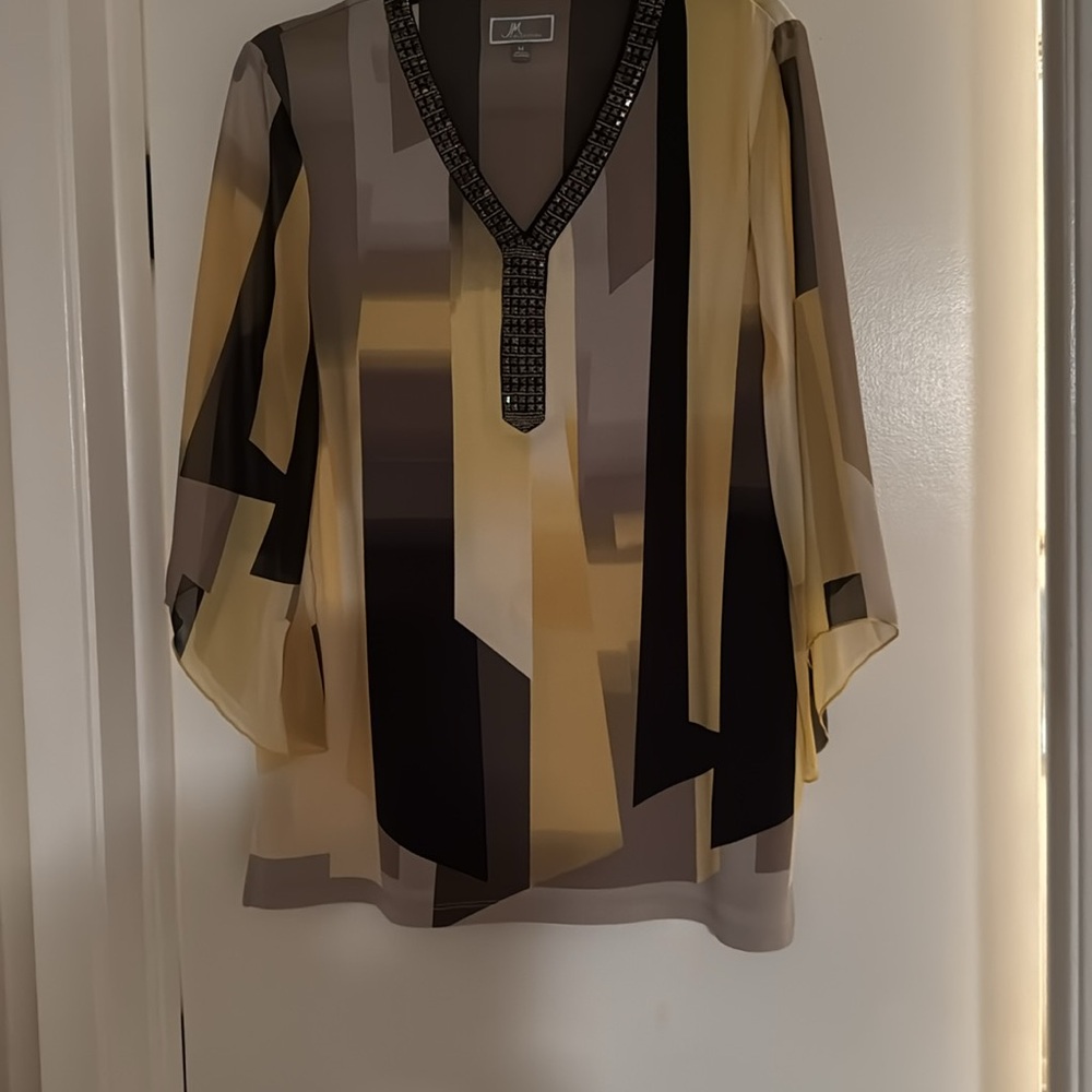 Beautiful Jewelled V Neck 3/4 flared sleeves - Picture 4 of 9